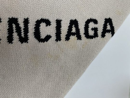 BALENCIAGA ニット 黄ばみシミの染み抜き・クリーニング前