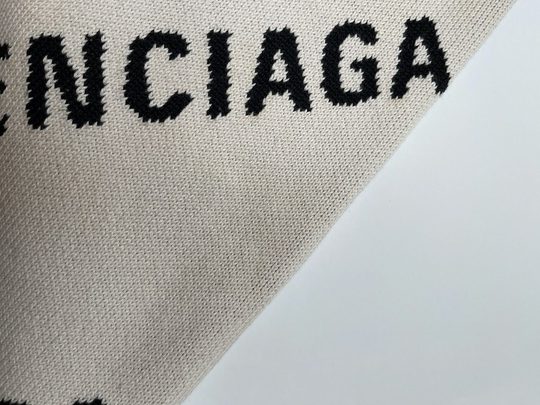 BALENCIAGA ニット 黄ばみシミの染み抜き・クリーニング後