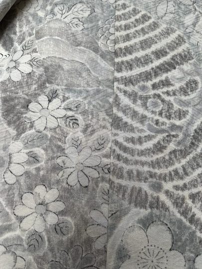 カチン（墨）柄の着物の変色シミの染み抜き・クリーニング後