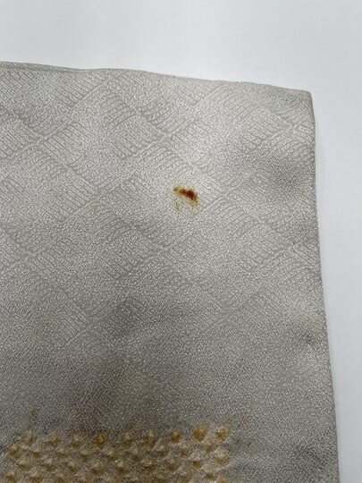 着物の古くて濃い変色シミ 染み抜き・クリーニング前