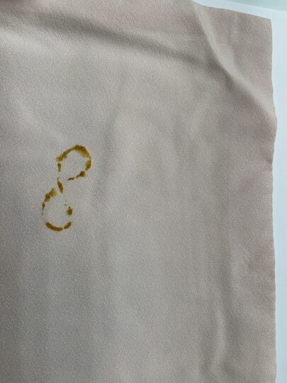 着物に付いた溶けた輪ゴムのシミ 染み抜き・クリーニング前