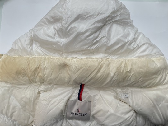 モンクレール（MONCLER）ダウンジャケット 襟の黄ばみ 染み抜き・クリーニング前