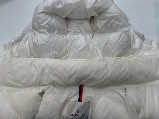 モンクレール（MONCLER）ダウンジャケット 襟の黄ばみ 染み抜き・クリーニング後